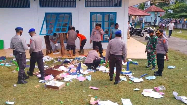 Polisi meninjau lokasi gerai vaksinasi COVID-19 di PPI Ujung Serangga, Kecamatan Susoh, Aceh Barat Daya, yang dirusak warga pada Selasa (28/9) pagi. Foto: Istimewa