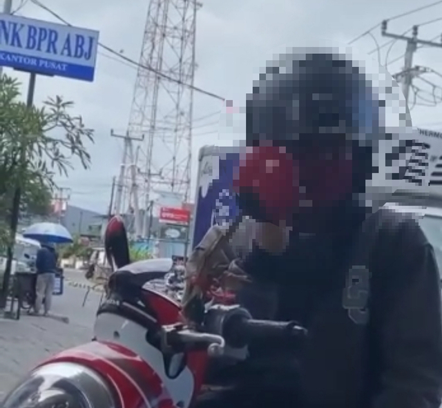 Seorang pria di Gianyar, Bali diduga sengaja memperlihatkan kelamin di muka umum - Screenshot video