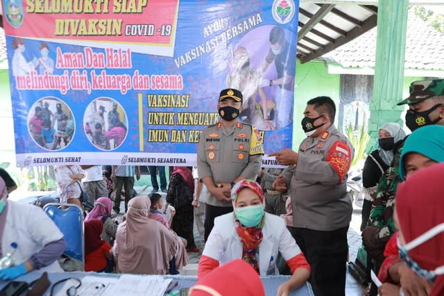 Kapolres Situbondo Tinjau Vaksinasi Covid-19 di Gunung Malang dan Selomukti