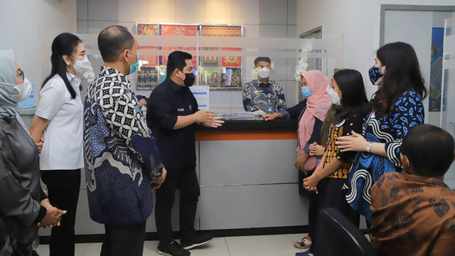 Menteri BUMN Erick Thohir mengajak para finalis Girls Takeover mengunjungi langsung Sentra Layanan Ultra Mikro (Senyum) di BRI Pegadaian PNM Unit Sentiong, Jakarta, Selasa (28/9). Foto: BRI