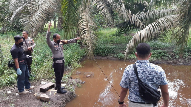 KAPOLSEK Rengat saat melakukan rekonstruksi tewasnya 2 balita kakak beradik yang tewas tenggelam di kolam ikan sebelah rumah korban, Rabu pagi (29/9/2021), di Desa Sekip Hilir, Rengat, Indragiri Hulu, Riau. 