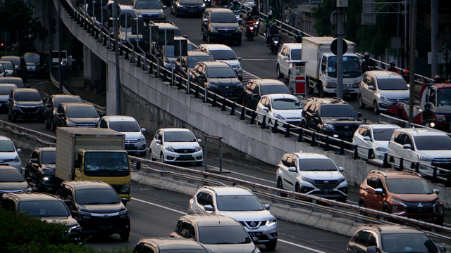 Kepadatan lalu lintas di Jalan Gatot Subroto, Jakarta, saat masa perpanjangan PPKM Level 3, Rabu (29/9). Foto: Jamal Ramadhan/kumparan