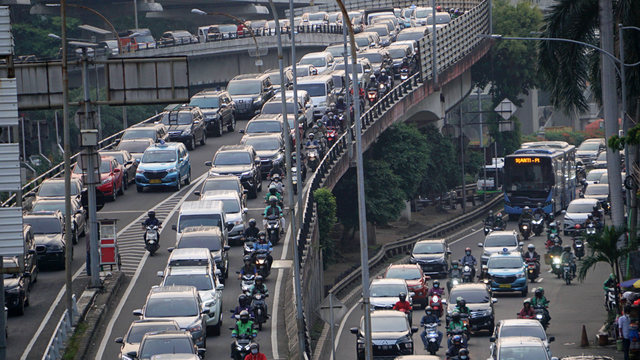 Kepadatan lalu lintas di Jalan Gatot Subroto, Jakarta, saat masa perpanjangan PPKM Level 3, Rabu (29/9). Foto: Jamal Ramadhan/kumparan