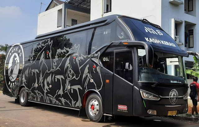 Bus klub AHHA PS Pati berbodi Legacy SR2 XHD Prime garapan karoseri Laksana. Foto: dok. Instagram Putra Siregar