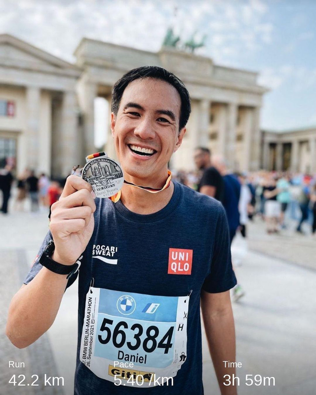 Daniel Mananta mendapat medali saat ikut ajang lari maratho di Berlin. Foto: instagram @vjdaniel