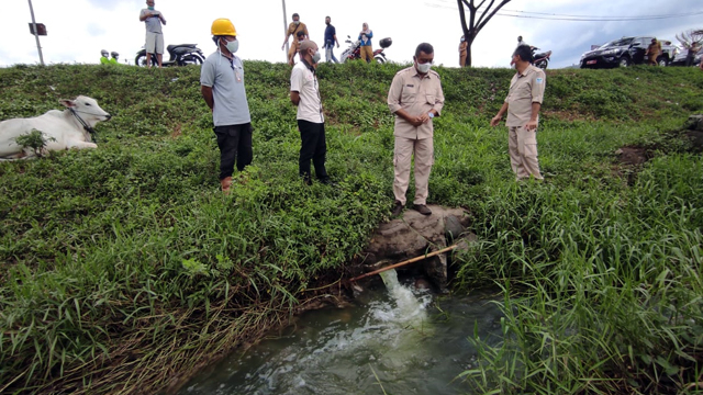 Dinas Lingkungan Hidup Provinsi Sulawesi Utara, saat mengunjungi pembuangan akhir limbah milik PT Sasa Inti di Kabupaten Minahasa Selatang