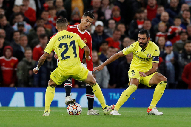 Pemain Manchester United Cristiano Ronaldo berusaha melewati dua pemain Villarreal pada pertandingan Grup F Liga Champions di Old Trafford, Manchester, Inggris. Foto: Phil Noble/REUTERS