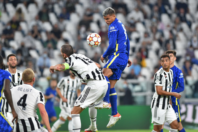 Pemain Juventus Leonardo Bonucci berebut bola dengan pemain Chelsea Thiago Silva pada pertandingan Grup H Liga Champions di Allianz Stadium, Turin, Italia. Foto: Massimo Pinca/REUTERS