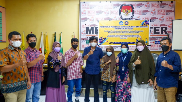LPPM FISIP UHO bersama KPU Kota Kendari usai melaksanakan diseminasi penelitian di Kantor KPU Sultra. Foto: Deden Saputra/kendarinesia.