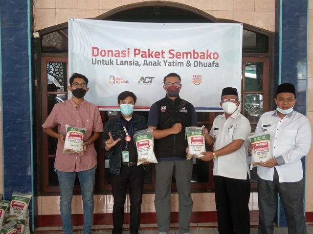 Serah Terima Beras Wakaf bersama Tokoh Masyarakat 