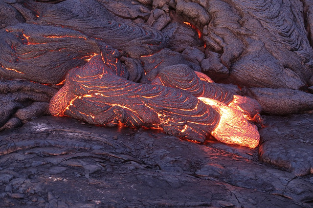 Material cair yang dikeluarkan dari hasil letusan gunung berapi adalah lahar panas. Foto: Pixabay