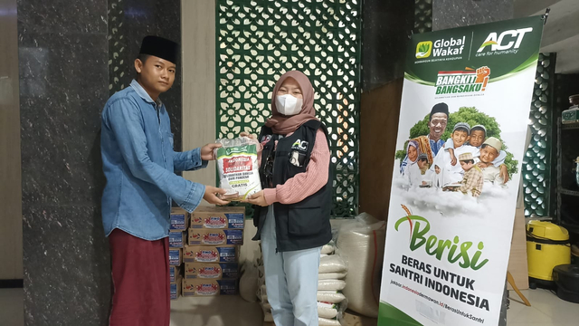 Dukung Santri, ACT Jakarta Barat Distribusikan Beras Gratis