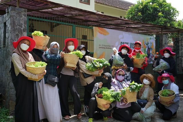 Sejumlah donatur Dompet Dhuafa berswa foto dengan membawa sayur mayur yang diperoleh dari petani Lembang, yang telah diberdayakan oleh Dompet Dhuafa. (Sabtu, 24/09). Dok. Dompet Dhuafa