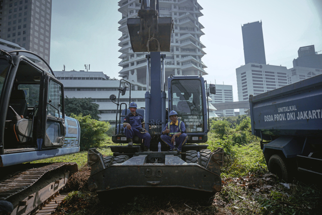 Petugas Dinas Sumber Daya Air DKI Jakarta melakukan pengerukan lumpur di Sungai Krukut, Kelurahan Karet Tengsin, Kecamatan Tanah Abang, Jakarta Pusat, Kamis (30/9/2021). Foto: Jamal Ramadhan/kumparan