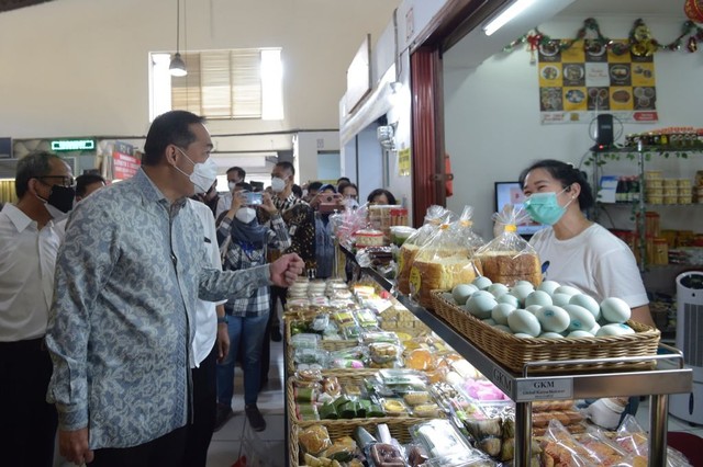 Menteri Perdagangan Muhammad Lutfi meninjau pasar. Foto: Dok. Mendag