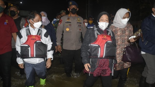 Menteri Sosial Tri Rismaharini didampingi Bupati Gorontalo Nelson Pomalingo meninjau dua lokasi yang terendam banjir di Kabupaten Gorontalo. Kamis, (30/9/2021). Foto: Dok istimewa