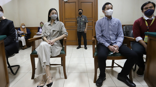 Pasangan artis Aldi Bragi bersama istrinya Ririn Dwi Ariyanti saat menjalani sidang perceraian di Pengadilan Agama Jakarta Selatan, Jakarta, Kamis, (30/9).
 Foto: Ronny