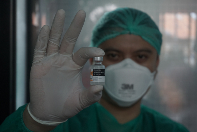 Petugas kesehatan menunjukkan vaksin Sinovac saat vaksinasi di Sentra Mini Vaksinasi dan Mobil Vaksin Keliling di RPTRA Asoka, Jati Padang, Pasar Minggu, Jakarta Selatan, Selasa (31/8). Foto: Jamal Ramadhan/kumparan.