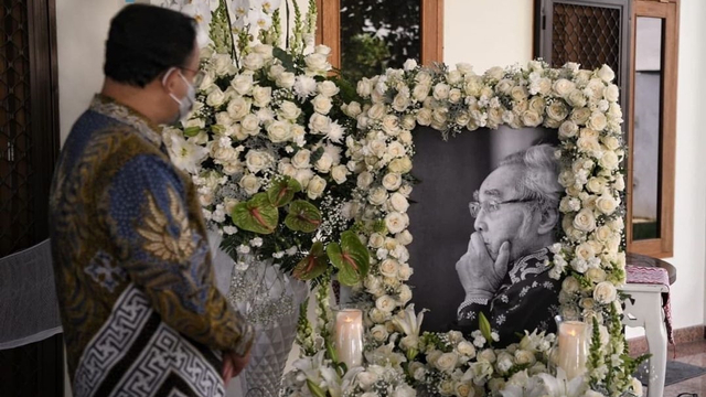 Gubernur DKI Jakarta Anies Baswedan saat melayat ke rumah duka Sabam Sirait, Kamis (30/9). Foto: Instagram/@aniesbaswedan