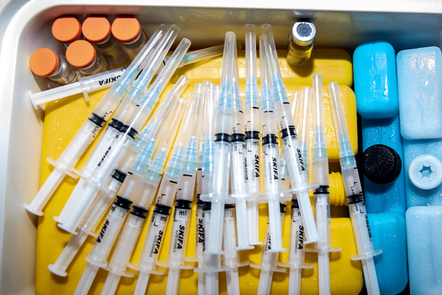 Sejumlah alat kesehatan Vaksin Sinovac untuk warga pesisir dalam rangka program serbuan vaksin COVID-19 di Desa Juwata Laut, Tarakan Utara, Tarakan, Kalimantan Utara, Jumat (17/9/2021). Foto: Muhammad Adimaja/Antara Foto.
