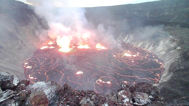 Permukaan lava di kawah Halema'uma'u gunung berapi Kilauea di Kilauea, Hawaii, AS, Rabu (29/9). Foto: USGS/via REUTERS