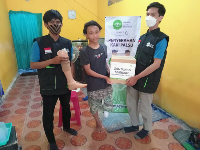 Bantuan Kaki Palsu dari Yayasan Mardi Waluyo Semarang dan IZI Jateng