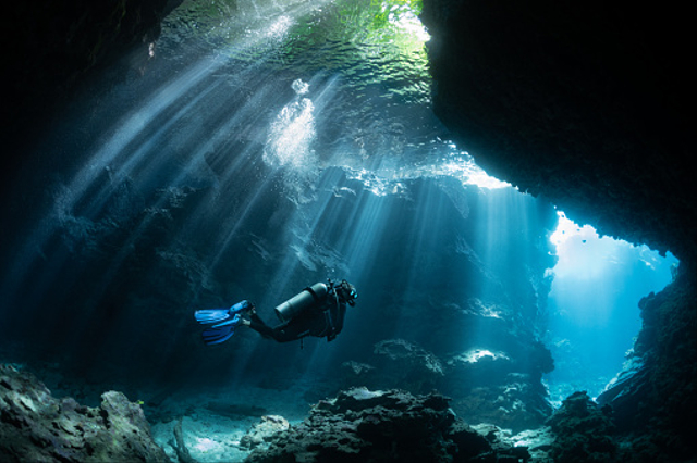 Ilustrasi palung laut. FotO; dok. https://unsplash.com/