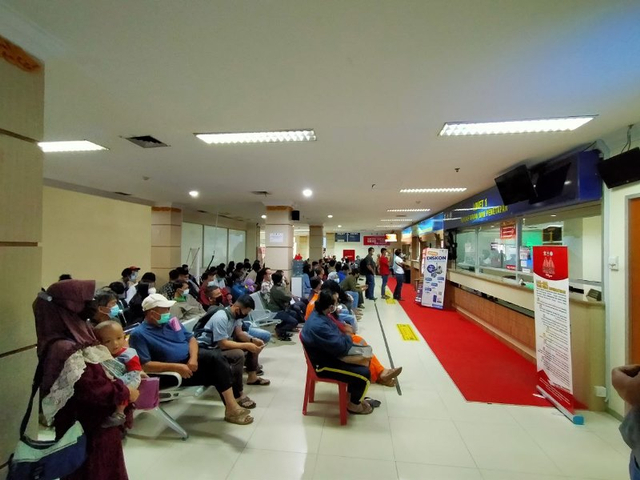Antrean warga membayar pajak kendaraan di Kantor Samsat Batam. (Foto: Juna/batamnews)