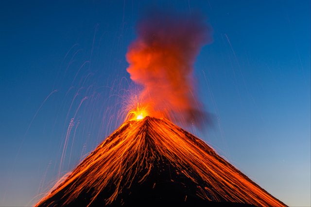 ilustrasi letusan gunung berapi. Foto: dok. https://unsplash.com/