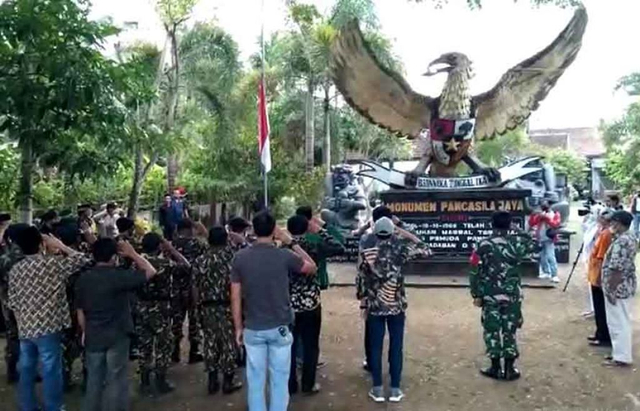 Kenang Tragedi G30S/PKI, Warga Banyuwangi Gelar Tabur Bunga di 3 Lubang Buaya (8595)