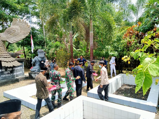 Kenang Tragedi G30S/PKI, Warga Banyuwangi Gelar Tabur Bunga di 3 Lubang Buaya (8596)