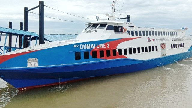 Kapal Dumai Line saat bersandar di pelabuhan Domestik Sekupang, Batam. Foto: Zalfirega/kepripedia.com.