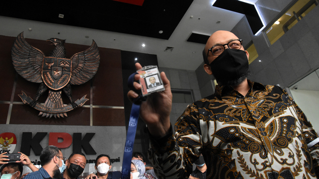 Penyidik senior KPK Novel Baswedan menanggalkan identitas pekerjaannya saat hari terakhir bekerja di Gedung Merah Putih KPK, Jakarta, Kamis (30/9/2021). Foto: Indrianto Eko Suwarso/ANTARA FOTO