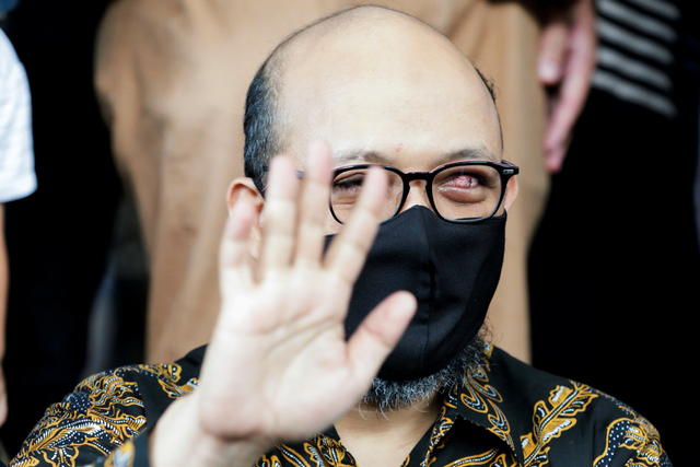 Mantan Penyidik KPK Novel Baswedan melambaikan tangan di gedung KPK, menyusul pemecatan pegawai KPK setelah dinyatakan tidak lolos TWK, di Jakarta, Kamis (30/9). Foto: Ajeng Dinar Ulfiana/REUTERS