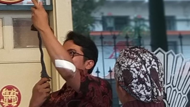 KPH Notonegoro (membuka keris dari warangkanya) saat menjadi salah satu pembuka Festival Keris Mataram di Musem Sonobudoyo, Yogyakarta, Miggu (3/11/2019). Foto: Dick Doank