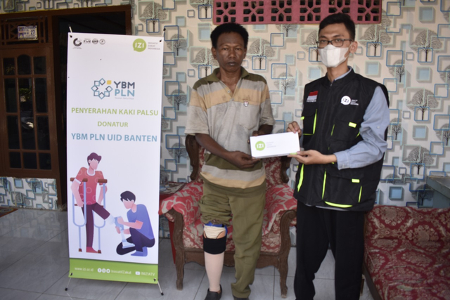 Bantuan Kaki Palsu dari YBM PLN dan IZI Banten untuk Pak Kasan