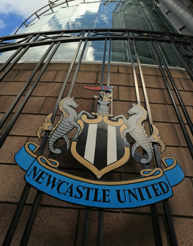 Emblem Newcastle United di St James' Park. Foto: AFP/Lindsey Parnaby