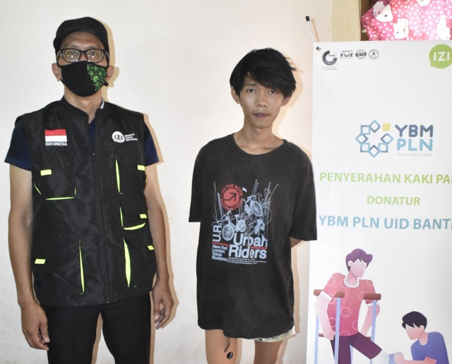 Bantuan Kaki Palsu untuk Andrean dari YBM PLN dan IZI Banten