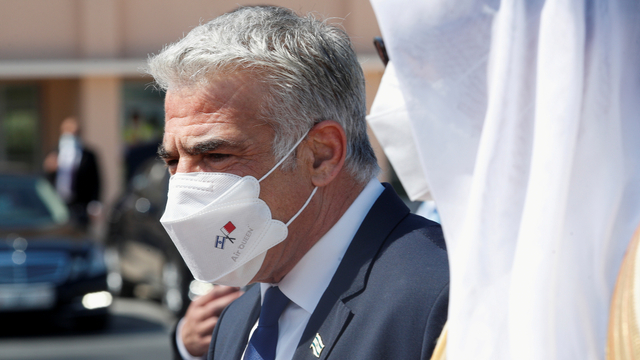 Yair Lapid diterima oleh Menteri Luar Negeri Bahrain Abdullatif Al-Zayani setibanya di Bandara Internasional Bahrain di Muharraq, Bahrain, Kamis (30/9). Foto: Hamad I Mohammed/REUTERS
