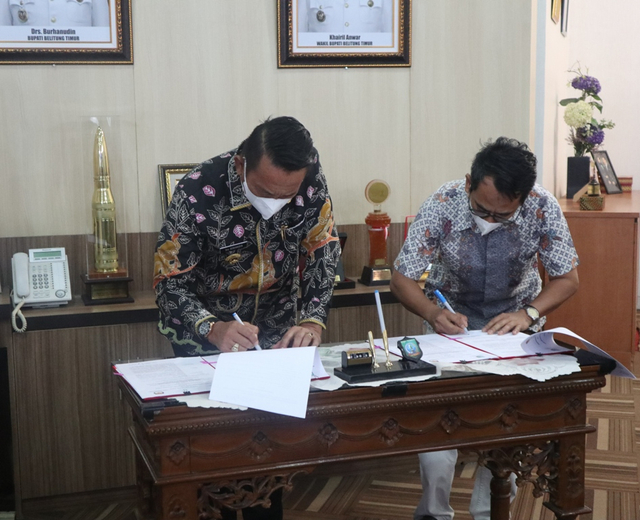 Bupati Belitung Timur, Burhanudin saat tandatangani serah terima hibah thermo gun dari KPUD Beltim.