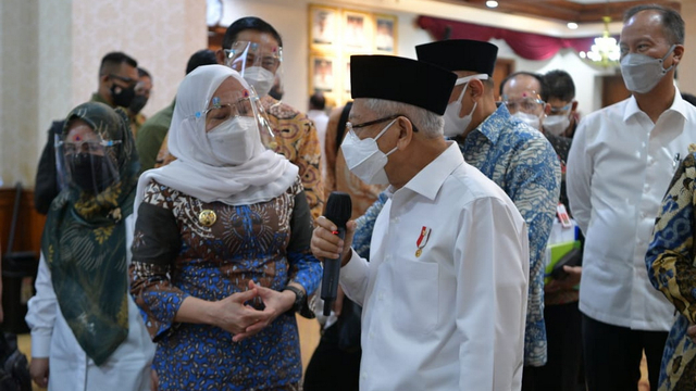 Bupati Bojonegoro Anna Mu'awanah saat berbincang dengan Wakil Presiden RI Ma'ruf Amin di sela-sela kunjungan ke Gedung Grahadi Surabaya. Kamis (30/09/2021). (foto: Dok Istimewa)