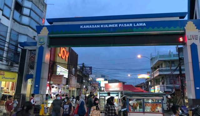 Gerbang masuk kawasan kuliner Pasar Lama Kota Tangerang