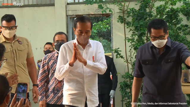 Presiden Joko Widodo saat melayat ke rumah duka mendiang Sabam Sirait, Jakarta, Kamis (30/9). Foto: Youtube/Sekretariat Presiden