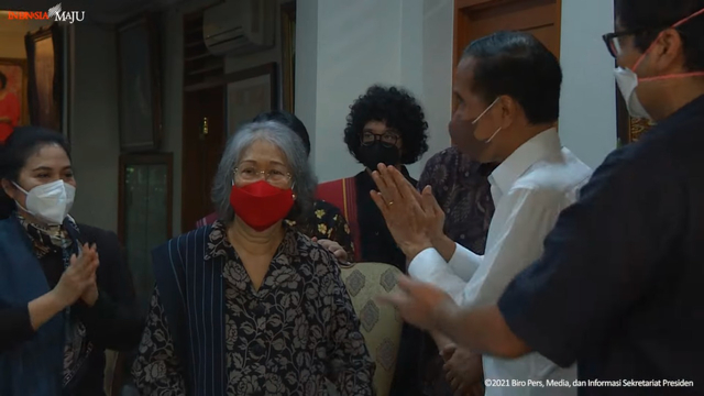 Presiden Joko Widodo saat melayat ke rumah duka mendiang Sabam Sirait, Jakarta, Kamis (30/9). Foto: Youtube/Sekretariat Presiden