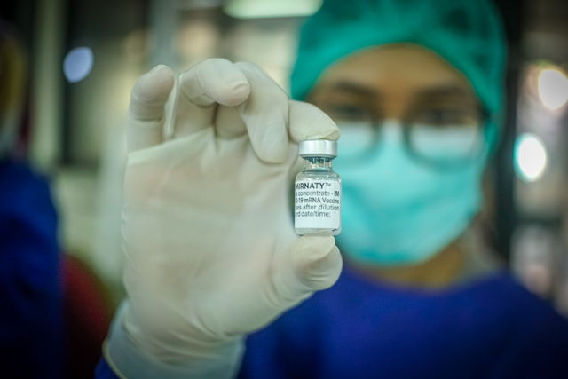 Petugas kesehatan menunjukkan vaksinasi Pfizer. Foto: Iqbal Firdaus/kumparan.