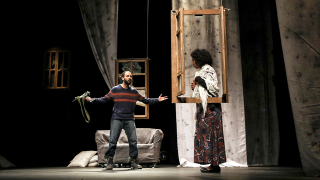 Para aktor tampil di Teater Nasional Palestina Al-Hakawati, di Yerusalem. Foto: Ammar Awad/REUTERS