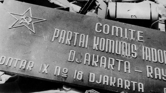 Markas besar PKI yang dibakar di Jakarta pada 8 Oktober 1965. Foto: AFP