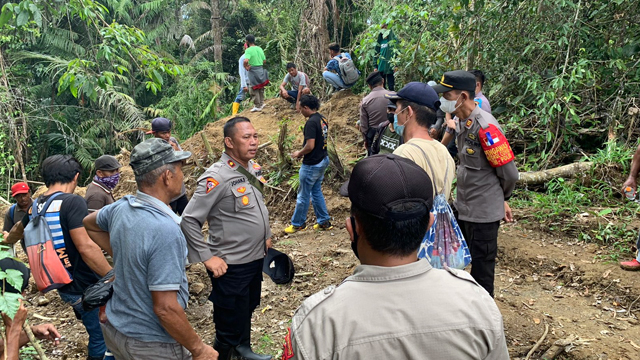 Pihak kepolisian bersama dengan warga di perkebunan Bolingongot. (foto: dokumen istimewa)