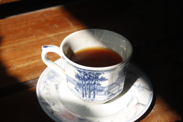 Menyeduh kopi instan dengan air dingin sebelum menambahkan air panas Foto: Destihara Suci Milenia/Kumparan