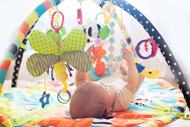 Manfaat bayi bermain di atas playmat. Foto: Shutterstock